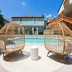 Newly Renovated Atlanta Gem: Central Buckhead Apt